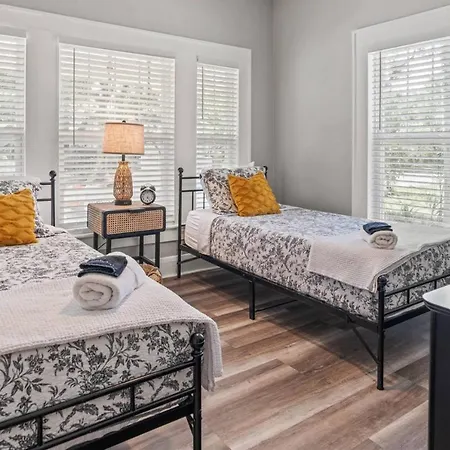 Beekeeper'S Inn - Beautifully Renovated 1929 Bungalow With 2 Bedrooms On Brick Street Near Tampa'S Attractions